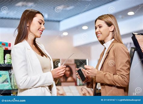 Attractive Woman Business Casual 的图像结果