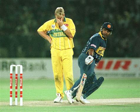 Shane Warne looks dejected as Arjuna Ranatunga and Sri Lanka push on ...