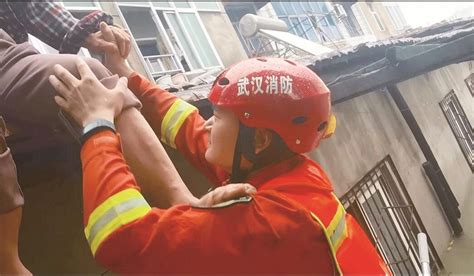 武汉遭强降雨 居民踩着消防员肩膀从屋顶下到橡皮艇上--中国文明网·湖北-湖北文明网