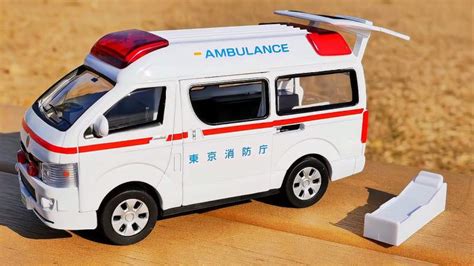 彩色的小汽车救护车玩具_好看视频