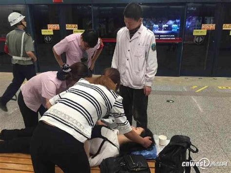 西安地铁一名20多岁女子晕倒 众人齐救助_新浪陕西_新浪网