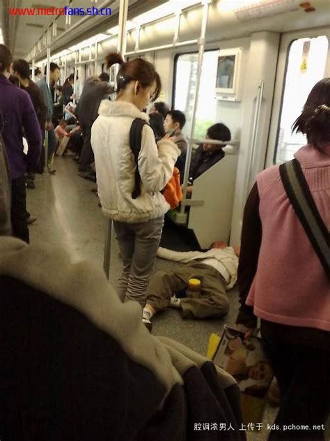 网友曝地铁乘客“不文明百态” 呼吁出台新“七不”规范_新闻中心_新浪网