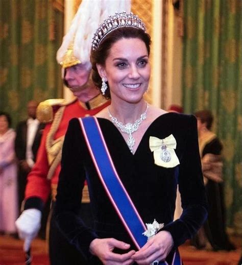 凯特王妃终于高调!头戴珍珠泪皇冠身穿黑裙现身国宴,蓝腰带抢镜