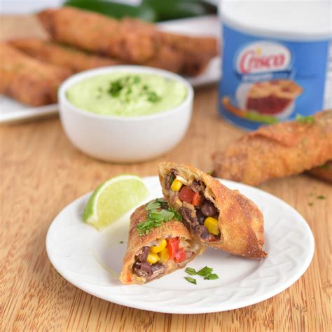 Southwest Egg Rolls with Avocado Dip - Crisco®