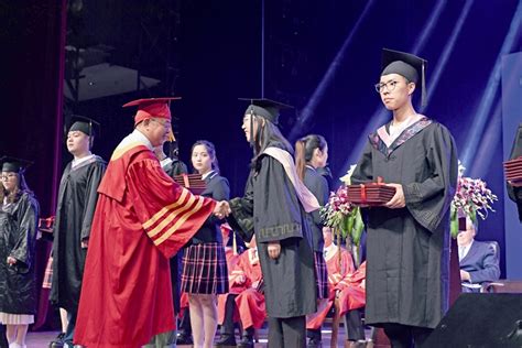 大学毕业季穿的学士服你了解多少 为什么披肩颜色不同呢 - 知乎