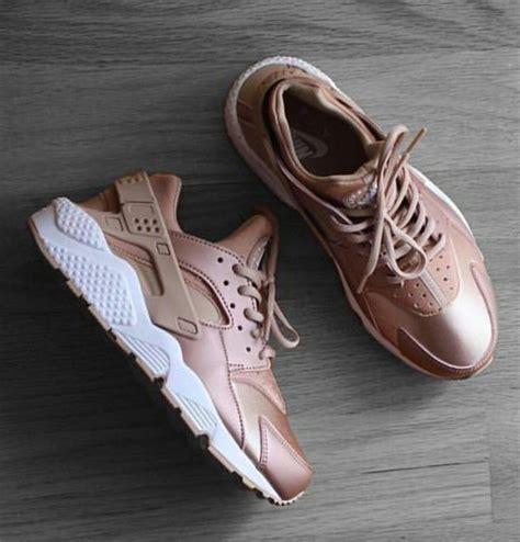 Nike Metallic Red Bronze Huaraches | Nike shoes outfits, Nike shoes ...