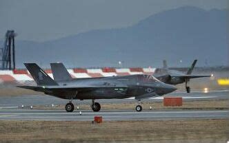 驻日美军F-35隐形战机在冲绳进行首次训练_新浪新闻