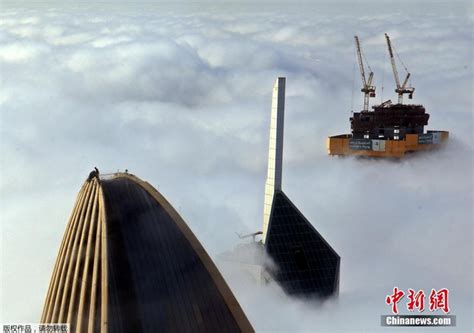 科威特遇浓雾天气 摩天大楼陷入“雾海”_新浪图片