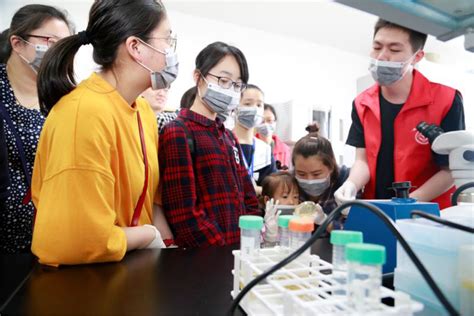 【文汇报】少年，这周末在医学院做实验如何？交大医学院实验室开放日让青少年感受科学魅力-上海交通大学医学院-新闻网