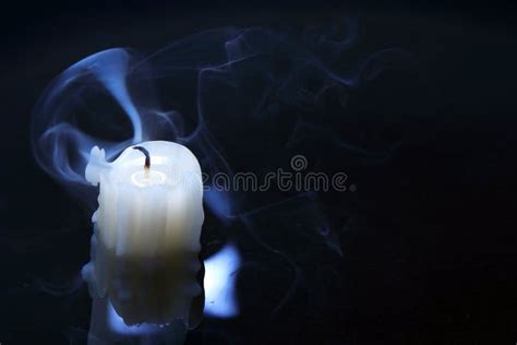 在书附近的被熄灭的蜡烛 库存图片. 图片 包括有 蜡烛, 创建, 教育, 编写的, 黑暗, 室内, 背包 - 133252473