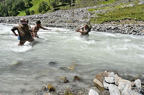 आजादी का अमृत महोत्सव- हाथों में तिरंगा थाम उत्‍तरकाशी में नदी पार करते ...