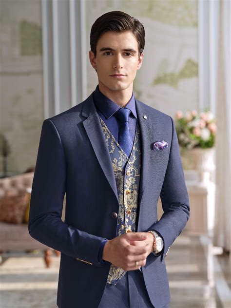 Wedding suit outfit | Beachweddingtips.com