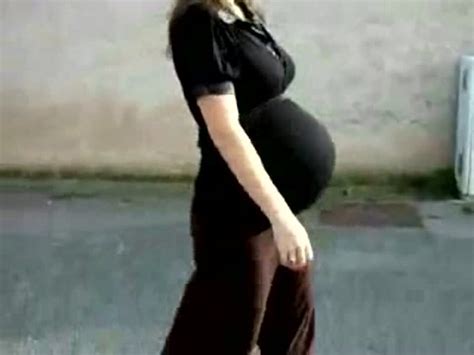 孕妇挺着大肚子散步，走起路来好轻松啊_腾讯视频
