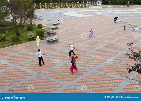 Local People Dancing 的图像结果