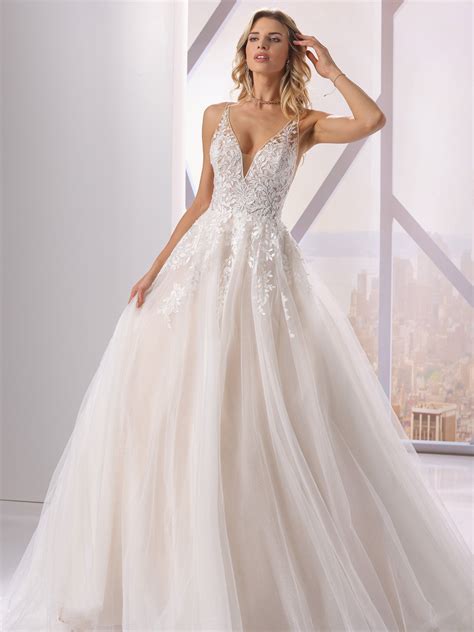JAMILA | Princess-cut wedding dress with V-neck | Ladybird