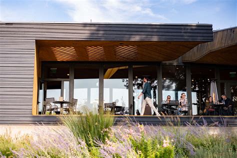 10 MEMORABLE Willamette Valley Wineries Worth Visiting