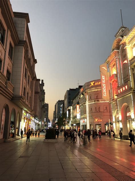 武汉这条街堪称“天下第一步行街”，既古典也现代，已有百年历史_江汉路