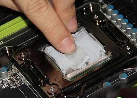 这可能把胶水当成硅脂涂在CPU上，结果晶体都被拔下来了