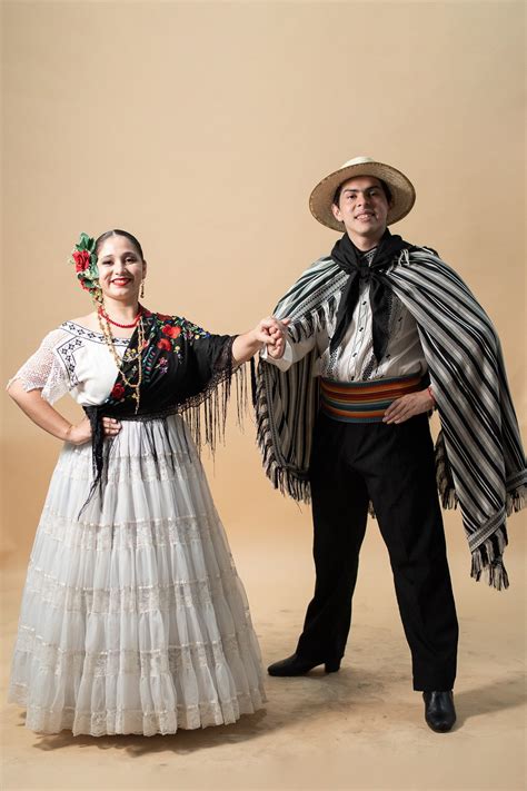 Trajes típicos. | Mujer paraguaya, Traje típico, Trajes tipicos del mundo