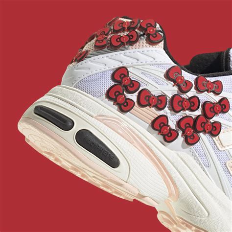 Hello Kitty x adidas Adistar Cushion II0020