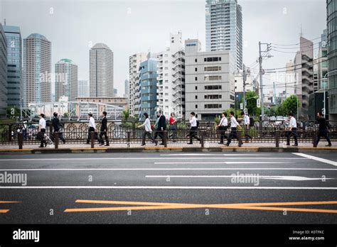 Business People Walking a Straight Line 的图像结果