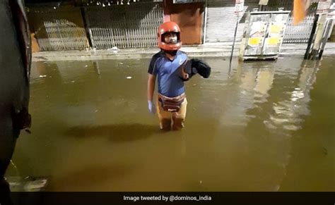 कोलकाता की भारी बारिश में Delivery Boy ने पहुंचाया ऑर्डर, Domino’s ने ...