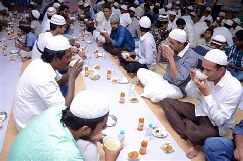 Vijay Organises Iftar Party for 100 Muslims [Photos] - IBTimes India