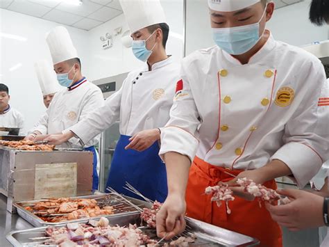 厨师变老师，灶台成讲台：广州这所高校为学生开设免费厨艺培训班