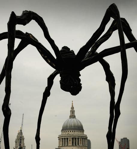 英国伦敦：巨型蜘蛛雕塑亮相-搜狐文化频道