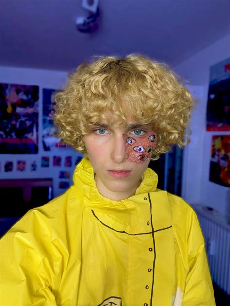 🧼🫧The average soap enjoyer 🫧🧼 (Bennett Hello Charlotte cosplay) : r ...