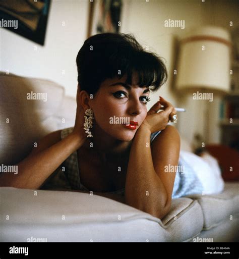 Joan collins 1950 hi-res stock photography and images - Alamy