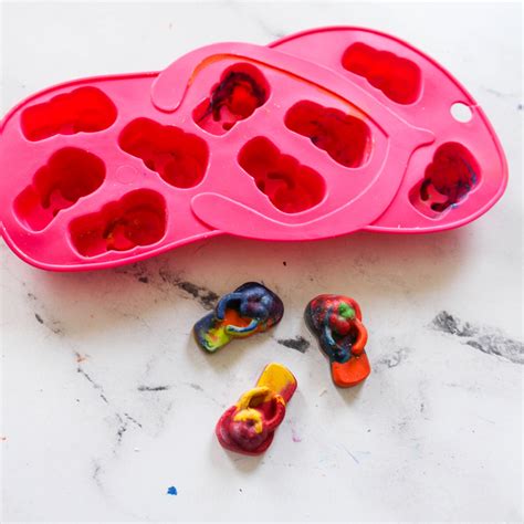 Rainbow Crayons - DIY Rainbow Crayons - How to Melt Crayons - Crafts ...