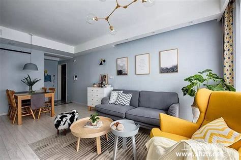 客厅采用简洁的北欧风格，形成一个开阔的视觉空间。灰色背景墙、窗帘、沙发显得十分大气。通过色彩及饰物的-家居美图_装一网装修效果图
