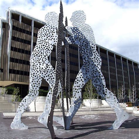 人物不锈钢雕塑在公共环境中的受容性-宏通雕塑