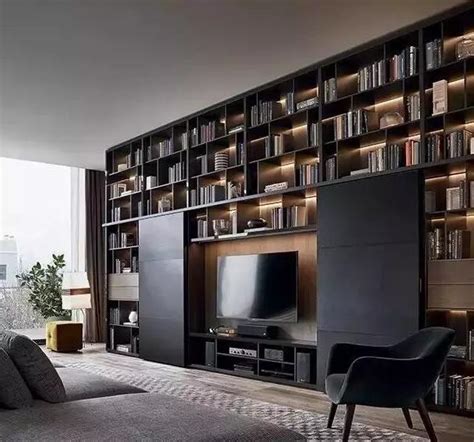 沙发背景墙采用灰色系，配上现代的家具，让房间显得明亮大方。旁边柜子的设计，内嵌的冰箱展现了居家实用性-家居美图_装一网装修效果图
