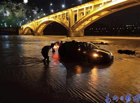 大雨不断 河水猛涨！州河大桥下20多辆车即将被淹 - 达州日报网