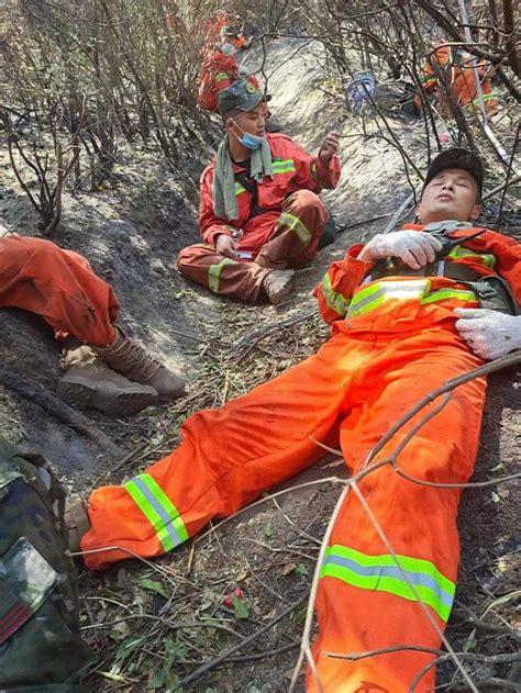 重庆山火救援：火情难缠，上千人参与，消防员睡路边_手机新浪网