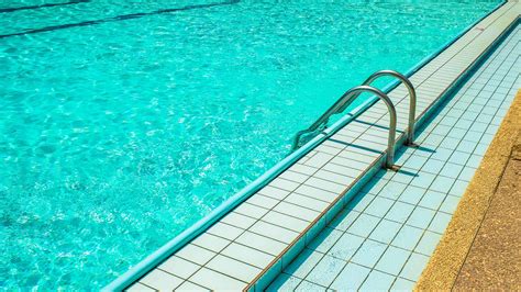 Guide to Pool Sanitizers: Bromine vs. Chlorine