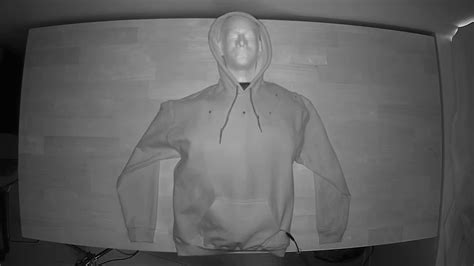 暗闇でもハッキリ映る赤外線カメラから完全に顔を隠せる服「The Camera Shy Hoodie」 - GIGAZINE