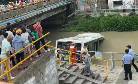 上海公交车坠河：司机身体不适 已让全部乘客下车 溜车坠河道！_凤凰网视频_凤凰网