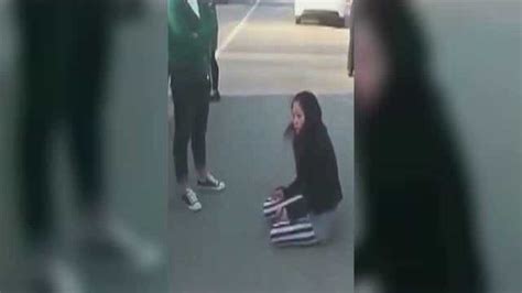 原配带人暴打小三，小三被打的跪在地上_腾讯视频