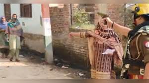 'मीरापुर में रिवॉल्वर से वोटर्स को धमका रहे SHO, सस्पेंड करे चुनाव आयोग ...