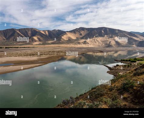 Yarlung Tsangpo River in meanders, Brahmaputra, highlands of Tibet ...