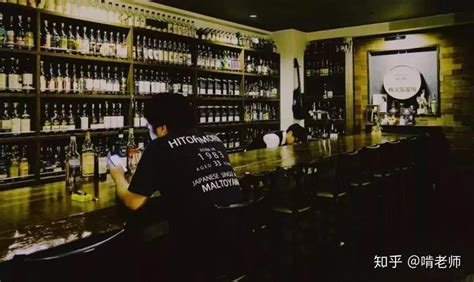 上班族在酒吧喝酒高清图片下载-正版图片502209124-摄图网