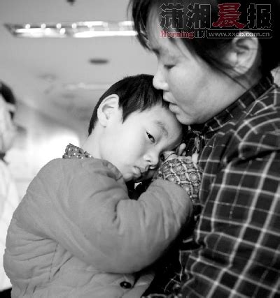 “妈妈别哭了，我给你唱歌”·潇湘晨报数字报刊
