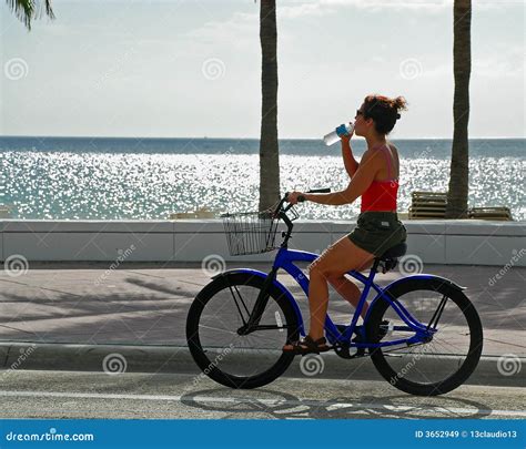 自行车饮用的女孩水 库存图片. 图片 包括有 比基尼泳装, 骑自行车的人, 成人, 重点, 有吸引力的, 海岸 - 3652949