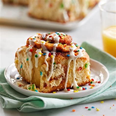 Funfetti® Cinnamon Rolls - Pillsbury Baking