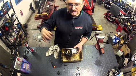 Smontaggio pulizia controllo e revisione di un carburatore  