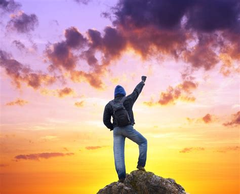 Man on peak of mountain | Premium Photo