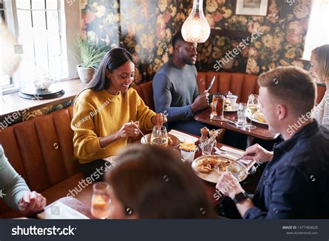 Restaurant with People 的图像结果